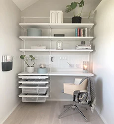 Полки для хранения Elfa, письменный стол с выдвижными корзинами, создают в комнате деловую атмосферу